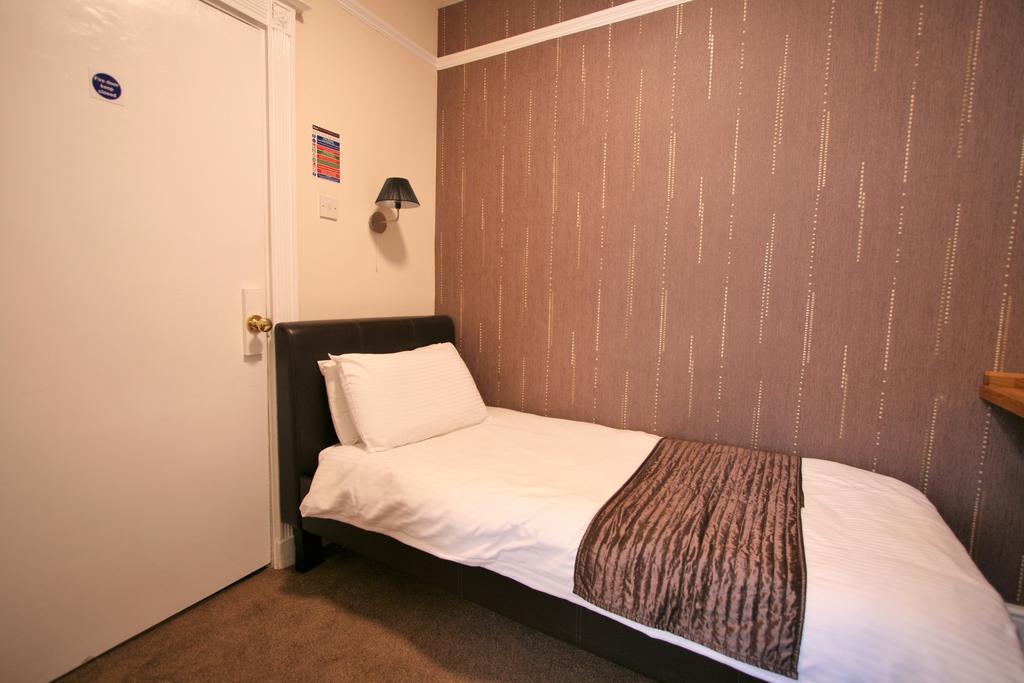 Central Hotel Cheltenham By Roomsbooked Екстериор снимка